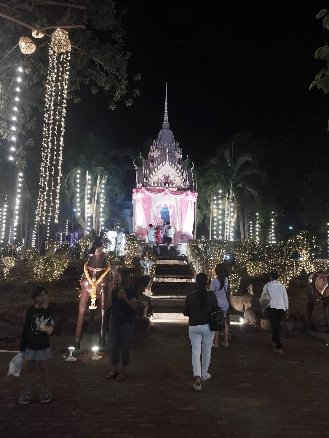 title - วันที่ 13 ธันวาคม 2568 ปฏิรูปที่ดินจังหวัดปราจีนบุรี มอบหมายให้ผู้อำนวยการกลุ่มงานช่างและแผนที่ เข้าร่วมกิจกรรม งานมหกรรมเฉลิมฉลอง 117 ปี ลายพระหัตถ์ วันคล้ายวันสมเด็จพระพุทธเจ้าหลวงทรงเสด็จประพาสดงศรีมหาโพธิ์ จังหวัดปราจีนบุรี